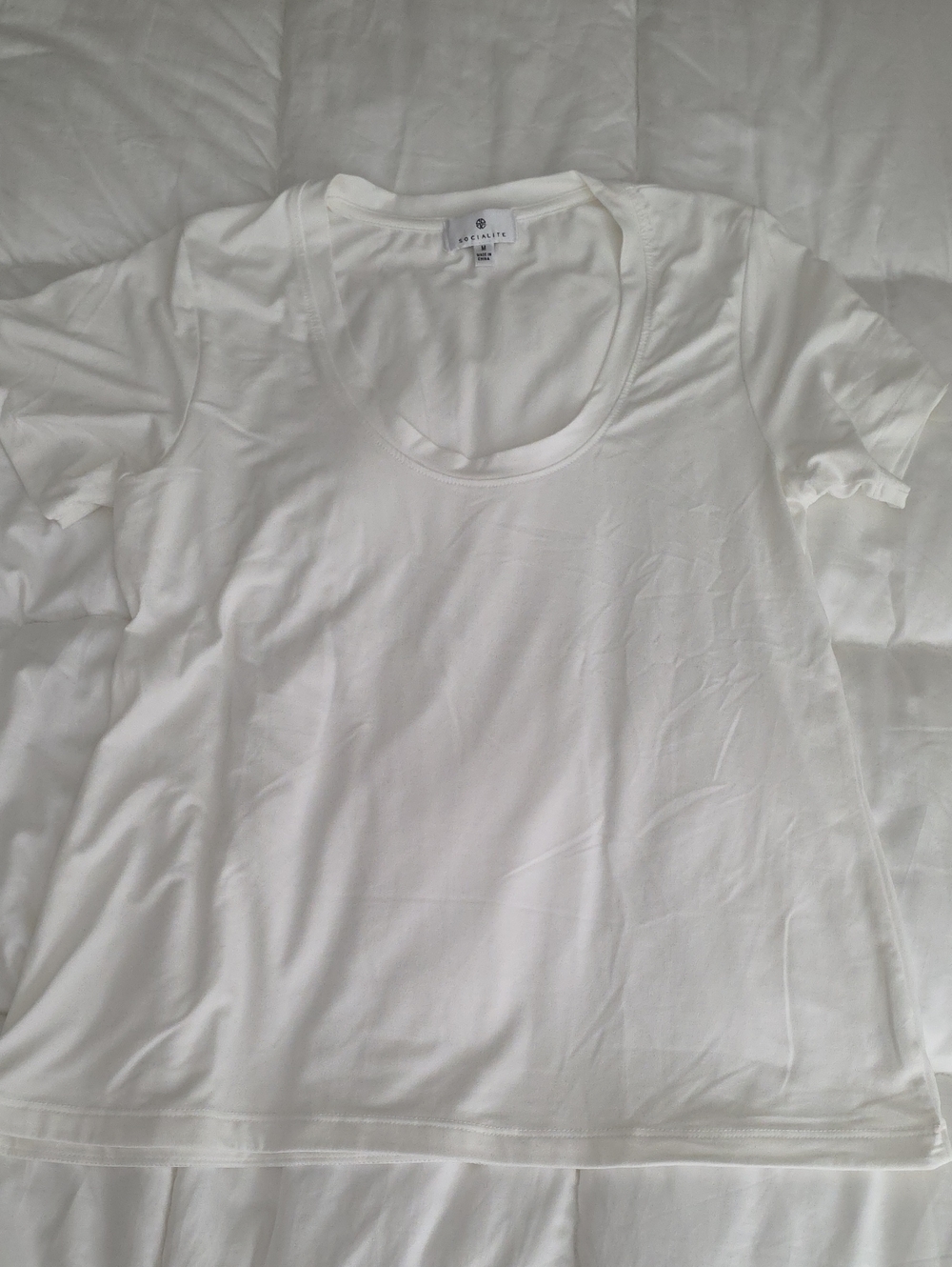 Socialite White Scoop Neck Women's Tee Size Medium (Chris #33)